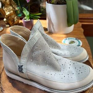 Emu Australia, suede shoes